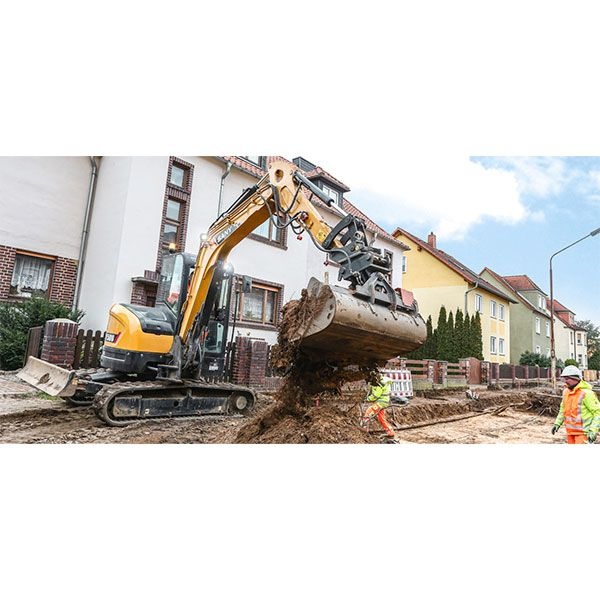 SANY SY50U excavadora compacta en obra urbana.