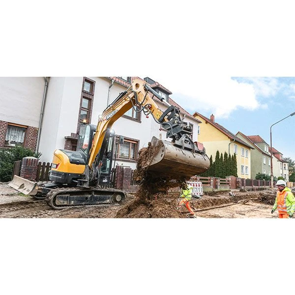 SANY SY50U excavadora compacta en obra urbana.