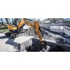 SANY SY50U realizando excavación de zanja en obra urbana.