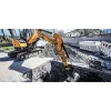 SANY SY50U realizando excavación de zanja en obra urbana.