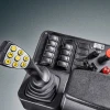 Joystick multifunción y controles ergonómicos en cabina de Reachstacker SANY distribuido por GRUPOCIBSA.