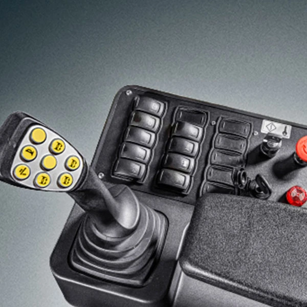 Joystick multifunción y controles ergonómicos en cabina de Reachstacker SANY distribuido por GRUPOCIBSA.