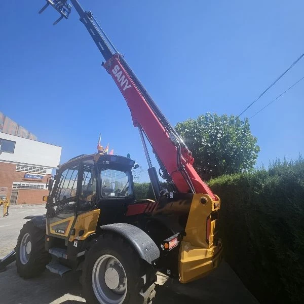 Telehandler SANY STH1440 maquina demostracion con pluma extendida totalmente y horquillas porta palet.