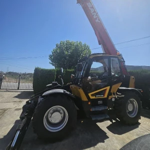 Telehandler SANY STH1440 maquina de demostracion 2024 en vista lateral con pluma extendida.