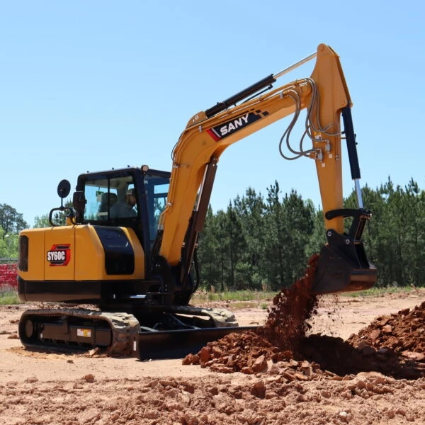 Excavadora SANY SY60C excavando tierra en campo abierto durante operación.