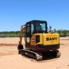 Vista trasera de la SANY SY60C mostrando su diseño robusto y cabina cerrada sobre orugas.