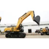 SANY SY950H Excavadora sobre orugas en entorno de fábrica.