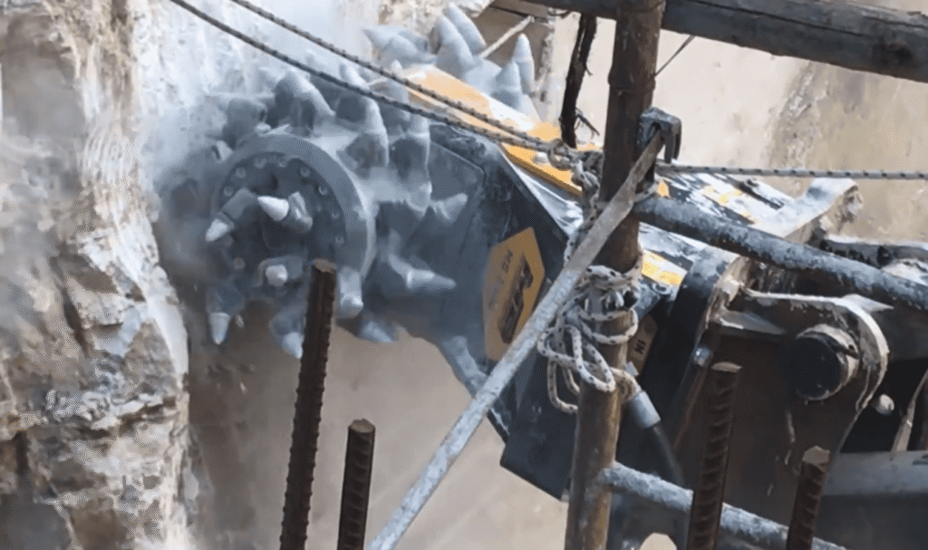 Implemento MB Crusher R800 para trituración y selección de material en obra.