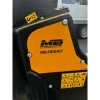 Vista lateral de la cuchara seleccionadora MB-HDS407 de MB Crusher con logotipo y panel amarillo.