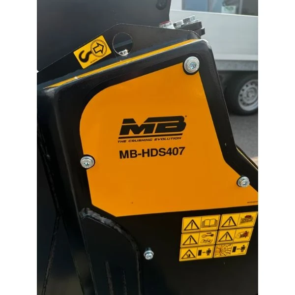 Vista lateral de la cuchara seleccionadora MB-HDS407 de MB Crusher con logotipo y panel amarillo.
