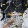 Detalle de la mordaza de los modelos MB-PT1150, MB-PT1650 y MB-PT650 de MB Crusher trabajando sobre hormigón armado.