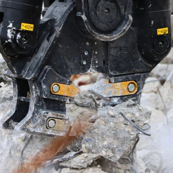 Detalle de la mordaza de los modelos MB-PT1150, MB-PT1650 y MB-PT650 de MB Crusher trabajando sobre hormigón armado.