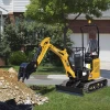 SANY SY10U miniexcavadora excavando en jardín.