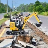 SANY SY10U mini excavadora trabajando en asfalto.