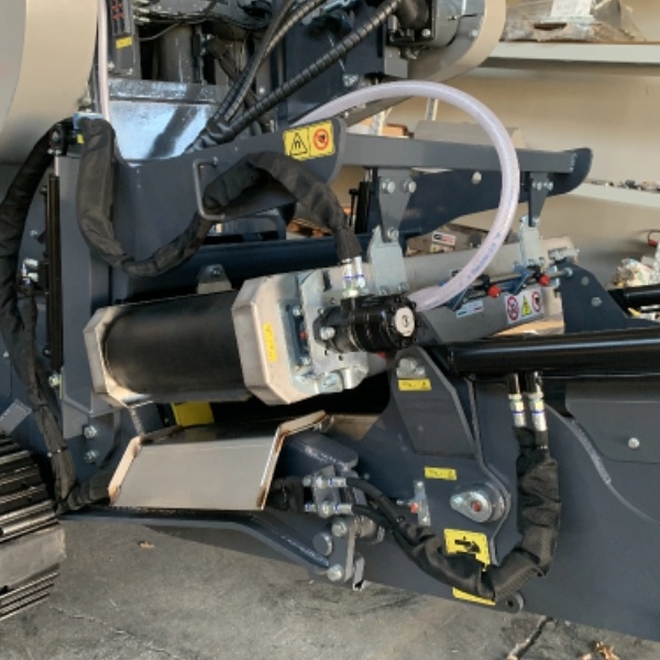 Detalle del sistema hidráulico de la Komplet K-JC 704.
