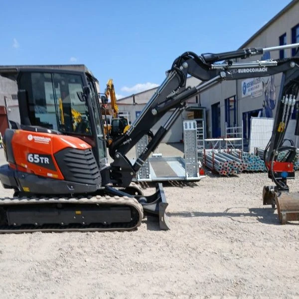 EUROCOMACH 65 TR, miniexcavadora de cadenas con brazo triple y radio de giro reducido, motor Kubota Stage V 44,3 kW, ancho 1.980 mm y peso 6.200 kg.