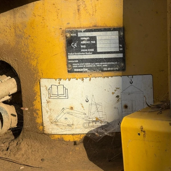 Komatsu PC88MR-8, Detalle de Placa de Identificación y Señalética Técnica en Chasis.