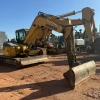 Komatsu PC88MR-8, Vista Lateral en Obra con Cuchara Ancha y Hoja Empujadora.