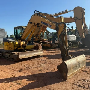 Komatsu PC88MR-8, Vista Lateral en Obra con Cuchara Ancha y Hoja Empujadora.