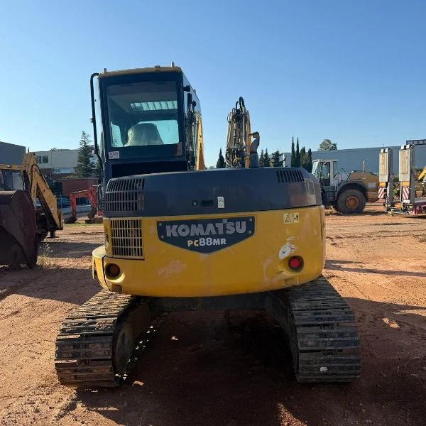 Komatsu PC88MR-8, Vista Trasera con Contrapeso Compacto y Giro Reducido.