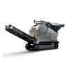 KOMPLET K-JC 503 trabajando en obra con excavadora, cinta descargando árido reciclado, machacadora móvil sobre orugas con mando a distancia.