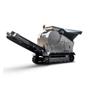 KOMPLET K-JC 503 trabajando en obra con excavadora, cinta descargando árido reciclado, machacadora móvil sobre orugas con mando a distancia.