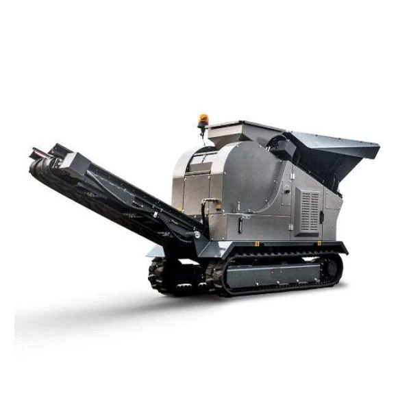 KOMPLET K-JC 503 trabajando en obra con excavadora, cinta descargando árido reciclado, machacadora móvil sobre orugas con mando a distancia.