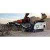 KOMPLET K-JC 503 trabajando en obra con excavadora, cinta descargando árido reciclado, machacadora móvil sobre orugas con mando a distancia.
