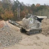 KOMPLET K-JC 503 compacta sobre orugas triturando residuos de construcción y demolición con salida 20–80 mm en obra urbana.