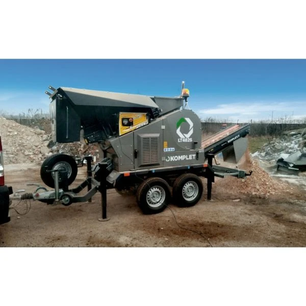 KOMPLET K-JC 503 con alimentador y cinta de descarga, solución compacta para obra con mantenimiento sencillo y operación segura.