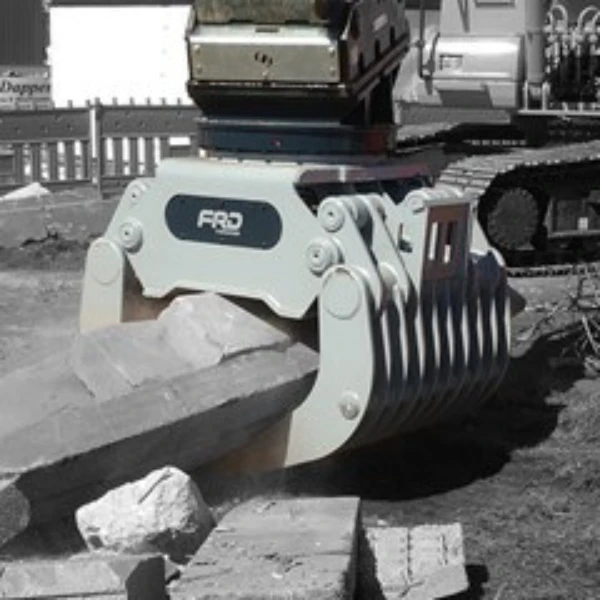 Pinza de Demolición FURUKAWA FDG manipulando hormigón en obra; compatible con modelos FDG05-PL, FDG15-PL, FDG20-PL, FDG30-PL, FDG35-PL, FDG40-PL, FDG50-PL y FDG60-PL.