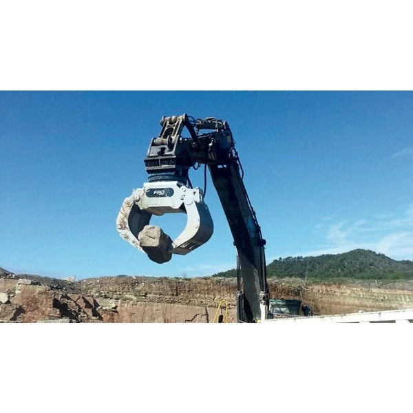 Pinza de Manipulación FURUKAWA FDG60-PL trabajando con excavadora; modelos FDG60-PL, FDG50-PL, FDG40-PL, FDG35-PL, FDG30-PL, FDG20-PL, FDG15-PL y FDG05-PL.