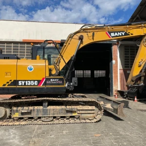 SANY SY135C 2023, Excavadora de Cadenas de 14.870 kg, Vista Lateral con Hoja Empujadora.
