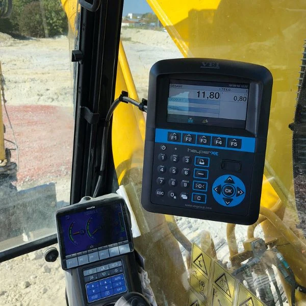 VEI HELPER XE, indicador de pesaje a bordo con pantalla a color en excavadora, teclas mecánicas y conectividad con IPOTWEB y Vortex WiFi.