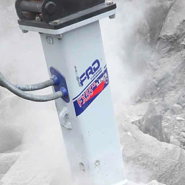 Furukawa FX55 trabajando en roca, rompepiedras hidráulico para excavadora 4–7 t con puntero 68 mm, 40–85 l/min y 12–16 MPa.