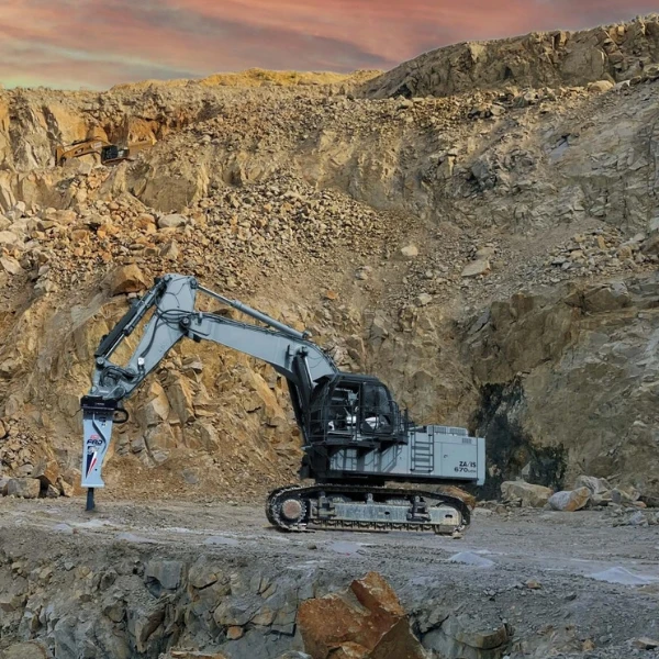Furukawa FXJ125, FXJ175, FXJ225, FXJ275, FXJ375, FXJ475, FXJ770, FXJ1070 y FX55, FX45, FX35, FX25, FX15 trabajando con martillos hidráulicos FRD en cantera.
