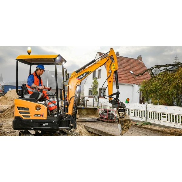 SANY SY16C maniobrando con cazo en calle; miniexcavadora giratoria compacta de cabina abierta con tren de rodaje extensible.