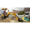 SANY SY16C trabajando en obra urbana con canopy; miniexcavadora giratoria compacta de cabina abierta y hoja dózer en zanja.