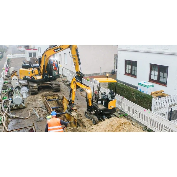 SANY SY16C abriendo zanja en calle con canopy y luces de trabajo; miniexcavadora compacta para redes y acometidas.