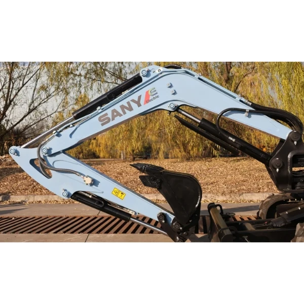 SANY SY19E2 con brazo y cilindros en vista lateral; miniexcavadora eléctrica con desviación de pluma para trabajar junto a muros.