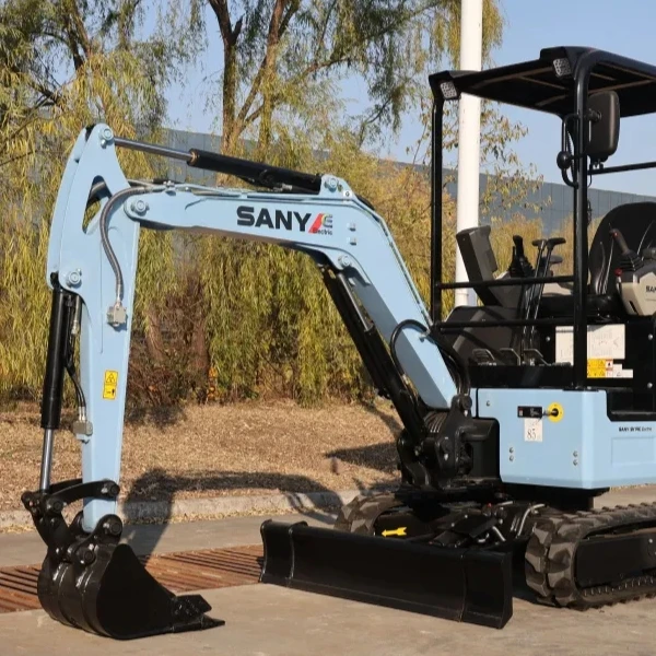 Detalle del brazo eléctrico de la SANY SY19E2 con líneas auxiliares e hidráulica proporcional para implementos.