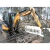 SANY SY26U abriendo zanja en calle con hoja dózer; miniexcavadora de giro 0 versátil para redes y acometidas.