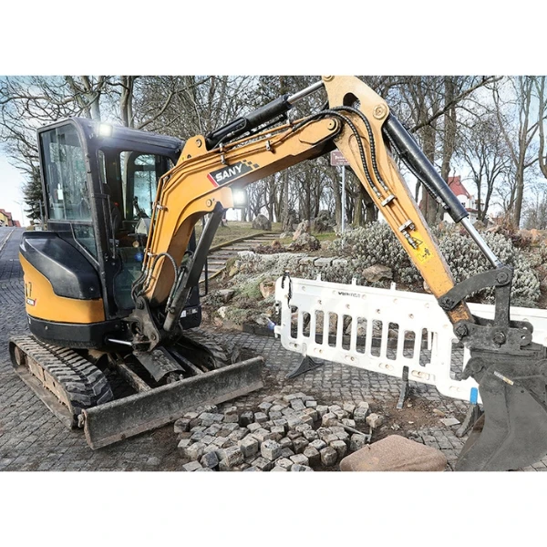 SANY SY26U abriendo zanja en calle con hoja dózer; miniexcavadora de giro 0 versátil para redes y acometidas.