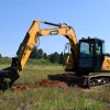 SANY SY75C vista lateral en estudio con hoja dózer, cabina cerrada y equipo estándar; excavadora compacta Stage V de 57 CV y 7,28 t.