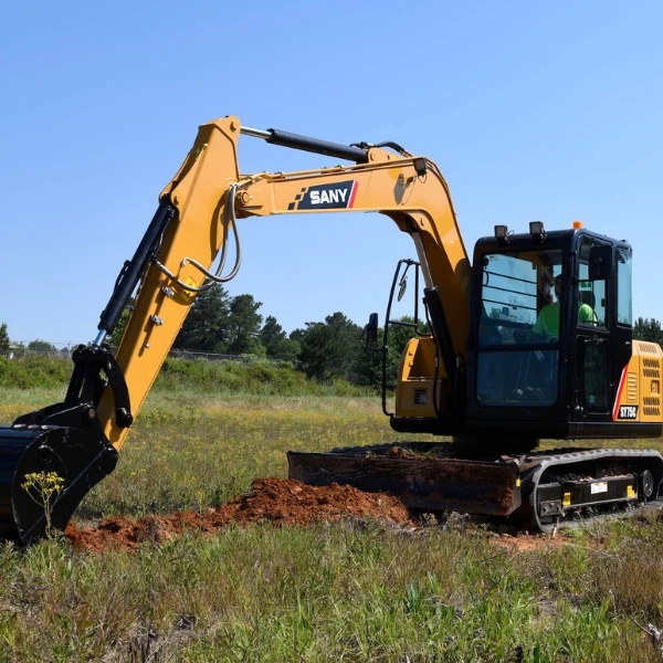 SANY SY75C vista lateral en estudio con hoja dózer, cabina cerrada y equipo estándar; excavadora compacta Stage V de 57 CV y 7,28 t.