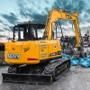 SANY SY75C excavando zanja en campo abierto con cuchara de gran capacidad; 57 CV y control hidráulico preciso para ciclos rápidos y eficientes.