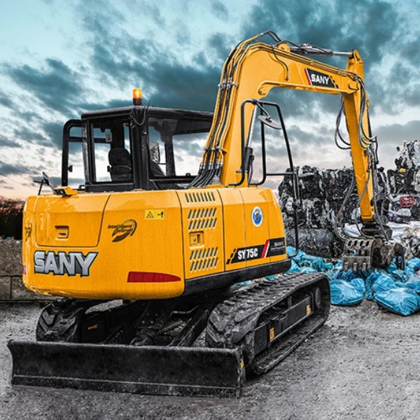 SANY SY75C excavando zanja en campo abierto con cuchara de gran capacidad; 57 CV y control hidráulico preciso para ciclos rápidos y eficientes.