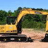 SANY SY75C vista lateral en estudio con hoja dózer, cabina cerrada y equipo estándar; excavadora compacta Stage V de 57 CV y 7,28 t.