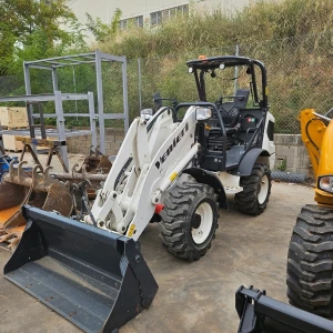 Venieri 1.63C de Segunda Mano con enganche rápido y cuchara, vista 3/4, 1.500 mm de ancho y gran maniobrabilidad, disponible en GRUPOCIBSA.