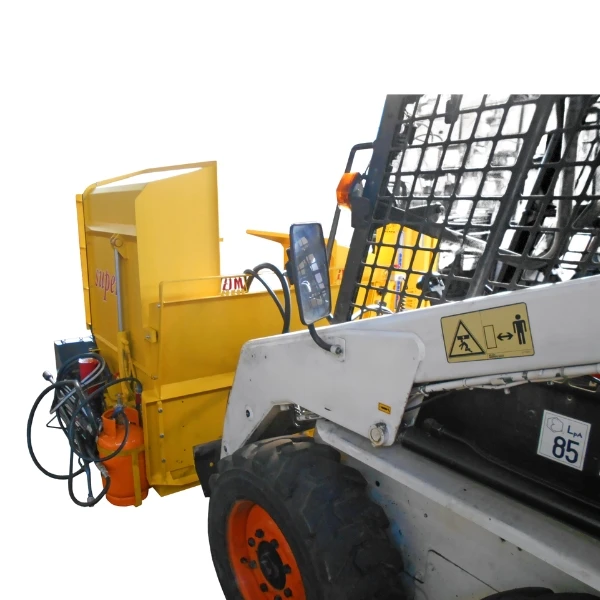 Cams Tappabuchi+ Acoplada A Minicargadora Mostrando El Sistema Hidráulico De Pavimentación De Asfalto.